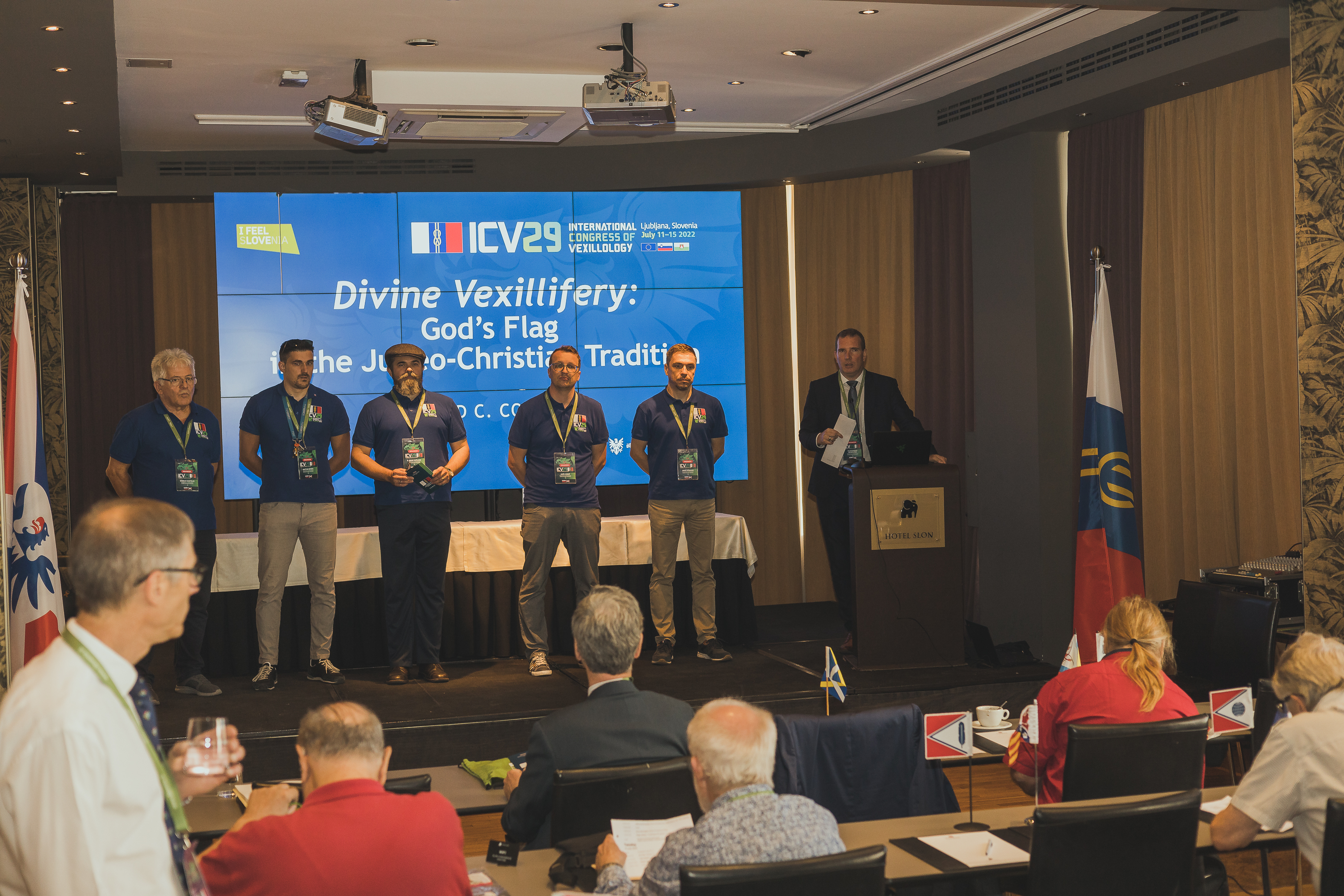 Pozdrav ekipe Društva Heraldica Slovenica ob začetku uradnega programa. | 29. Mednarodni kongres zastavoslovja v Ljubljani, 11.7.2022. Foto: Simon Pelko.