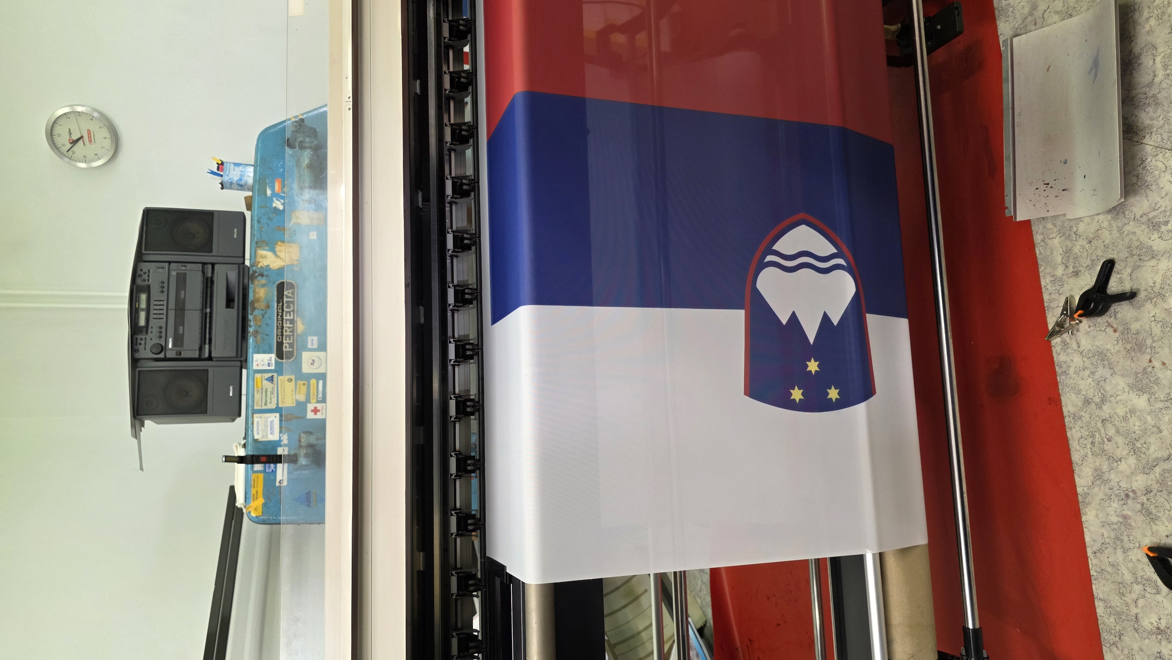 Vodeni ogled proizvodnje zastav v družinskem podjetju Cvirn Graf. Foto: Anže Hobič.