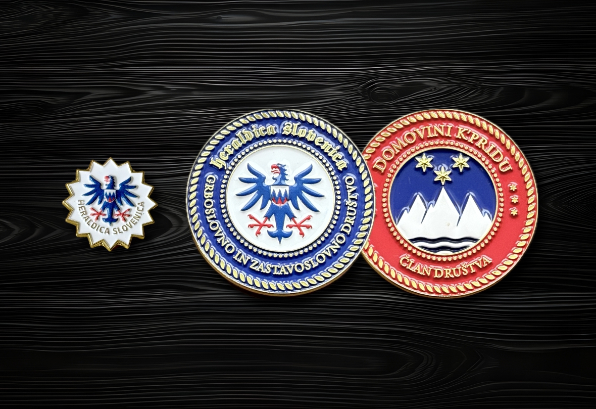 Članske oznake Društva Heraldica Slovenica - članska značka in kovanec izziva (ang. challenge coin).